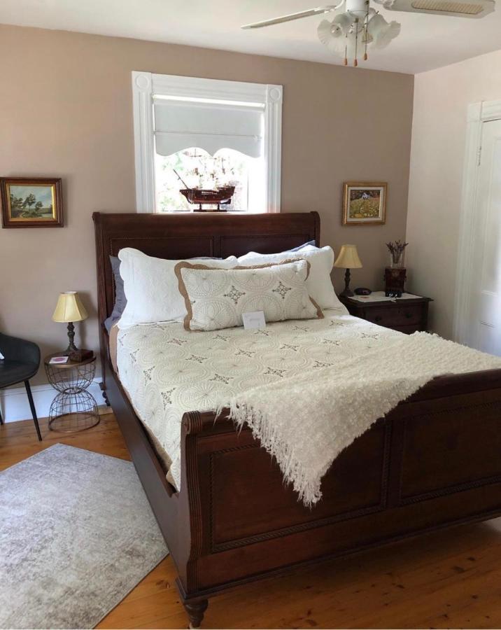 Toba'S Bed & Breakfast Lunenburg Buitenkant foto